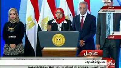 بالفيديو.. السيسي لفتاة سيناوية: «بيع الأراضي حسب الأسعار الموجودة»