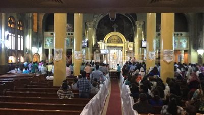 بالصور.. المسيحيون يحتشدون بكنائس أسيوط استعدادًا لقداس القيامة