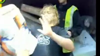 لحظة سقوط «شيكارة أسمنت» على رأس مراهق (فيديو)