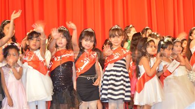 بالفيديو والصور.. محافظ الإسماعيلية يشهد تتويج ملكات الفراولة