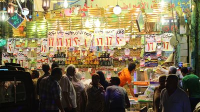 بالفيديو والصور.. أرخص حلواني لبيع كعك العيد