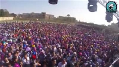 بالفيديو.. وصلة رقص لطلاب جامعة القاهرة على أنغام «فرتكة»