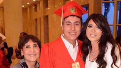 الراقصة دينا تحتفل بتخرج ابنها من المدرسة (صور)