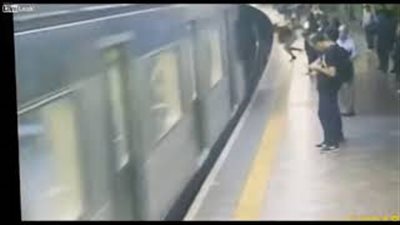 مختل عقليا يدفع فتاة أسفل مترو.. ويزعم: أنفذ أوامر الشيطان (فيديو)