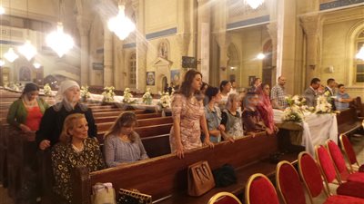 بالفيديو والصور.. توافد الأقباط على الكنيسة المرقسية بالإسكندرية