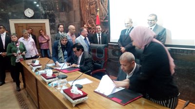 18 شركة غزل ونسيج توقع على صرف علاوة 10% للعمال