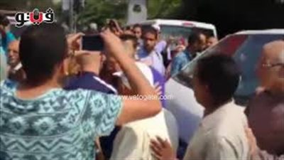 أرملة عادل هيكل تبكي في جنازته.. وشوبير يتدخل لتهدئتها (فيديو)