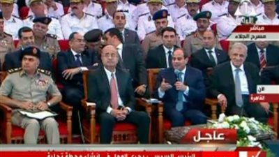 بالفيديو.. السيسي يقاطع شابا سيناويا: «اسمع يا وليد متردش»