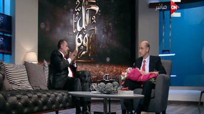 خالد الصاوي يهدي عمرو أديب باقة ورد بعد شفائه