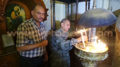 بالصور.. أقباط الإسكندرية يشعلون الشموع احتفالًا بعيد القيامة