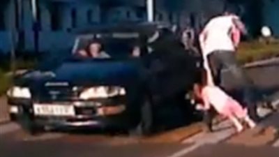 بالفيديو والصور.. أب ينقذ طفلته من الدهس بأعجوبة