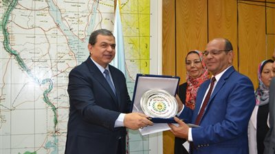 «سعفان» يكرم 16 شركة فازت بكأس ودرع وميداليات التميز والتذكارية