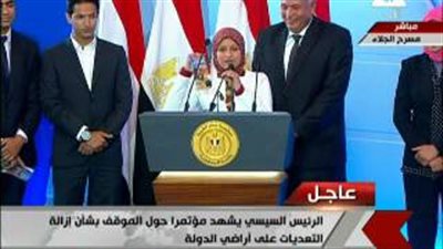 بالفيديو.. فتاة تمنح السيسي هدية: «علشان توافق تيجي تزورنا»