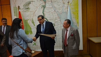 بالصور.. «سعفان» يسلم 54 عاملا عقود عملهم بدولتين بالخليج