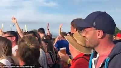 بالفيديو والصور.. مسعف يثير ضجة بطريقة رقصه