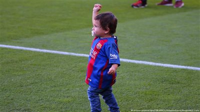 ابن ميسي يغني ويسدد كرة قوية في «ملعب» والدته (فيديو)