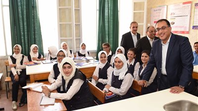 مدبولي لتلاميذ مدرسة الرعاية المتكاملة بأسيوط: ممكن أتصور معاكم؟