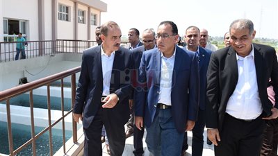 رئيس الوزراء يتفقد محطتي مياه وكهرباء الوليدية بأسيوط