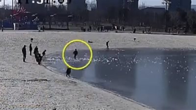 لحظة إنقاذ صبي سقط في بحيرة جليد ( فيديو)