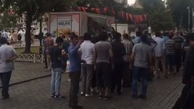 بالفيديو.. توافد الأتراك على مسجد السلطان لأداء صلاة عيد الفطر‬