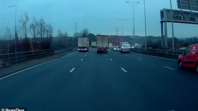 شاحنة تغير مسارها متجاهلة وجود سيارة بجانبها (فيديو وصور)