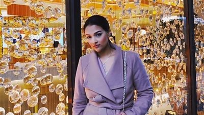 معطف نسائي يغزو إنستجرام والفتيات يصفنه بحلم حياتهن (صور)