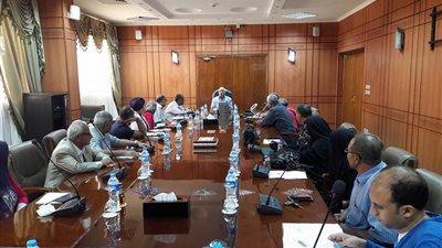 محافظ بورسعيد يبحث تقنين وضع الأراضي ونتائج الحملات