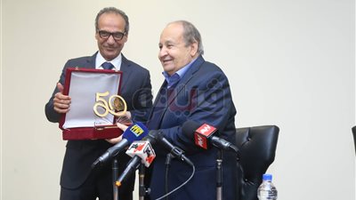 رئيس معرض الكتاب يكرم وحيد حامد عن أعماله الفنية (صور)