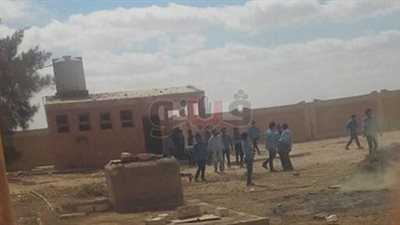 طلاب مدرسة في مطروح ينظفون الفناء بـ «كوريك» (صور)