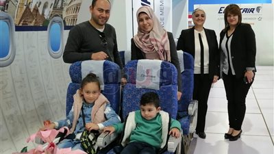 رواد معرض الكتاب يشيدون بفكرة السفر بجناح مصر للطيران