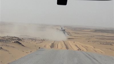 الرمال المتحركة تحاصر طرق الوادي الجديد (صور)