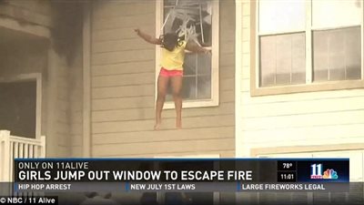 بالفيديو والصور.. لحظة قفز فتاتين من نافذة الطابق الثالث هربا من حريق