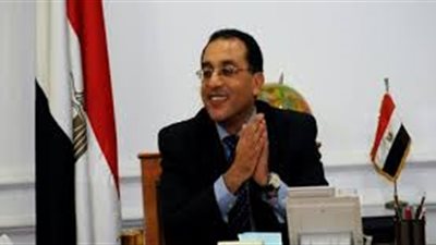 مدبولي يمازح طلاب الثانوية بأسيوط: «اللى هيغيب هنسحب منه التابلت»