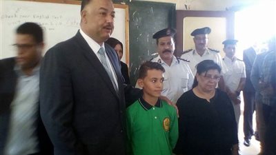 مدير أمن البحر الأحمر يحتضن نجل شهيد في مدرسة الغردقة الإعدادية (صور)
