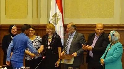 بالصور.. البرلمان يكرم طالبا أزهريا اخترع عصا إلكترونية للمكفوفين