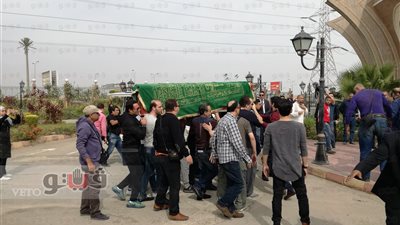 وصول جثمان محمود عبدالعزيز إلى مسجد الشرطة بـ6 أكتوبر