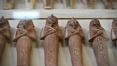 النيابة تواجه ١٠ متهمين باحتجاز مهندس وآخرين بسبب قطعة آثار