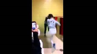 بالفيديو.. «خناقة حريمي» بين فتاتين