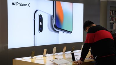 «أبل» تقطع البيانات عن نظامي تشغيل لها عبر منفذ USB