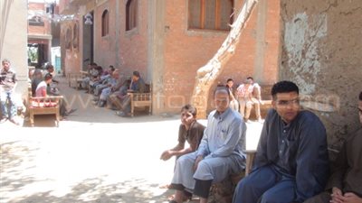 بالصور.. أهالي طوخ في انتظار وصول جثمان أحد شهداء سيناء