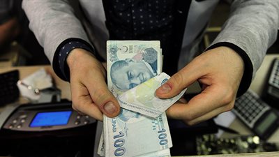 خسائر لليرة التركية بعد تلميحات إلى نشر قواتها في قطر