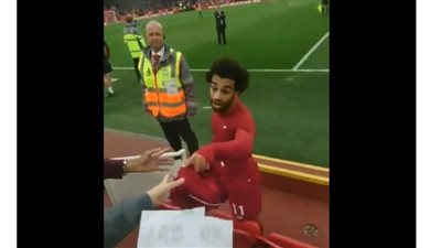«فيفا» يشيد بموقف محمد صلاح مع الطفل «لويس» (فيديو)