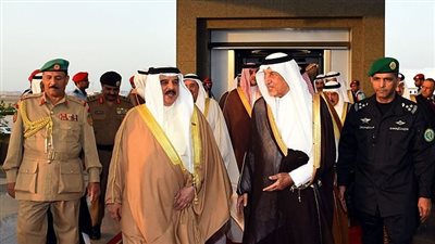 ملك البحرين يصل إلى جدة لبحث عزل قطر