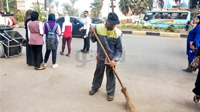 عمال النظافة بالجيزة.. أياد ترسم البهجة أمام المدارس