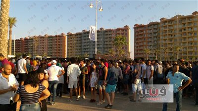 بالصور.. توافد المئات على حفل عمرو دياب ببورتو جولف