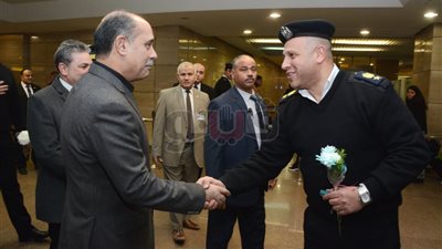 وزير الطيران يهنئ رجال التأمين بمطار القاهرة بعيد الشرطة (صور)