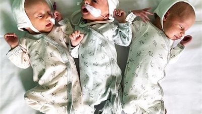 أم لثلاثة توائم تكشف عن بطنها بعد الولادة (صور)