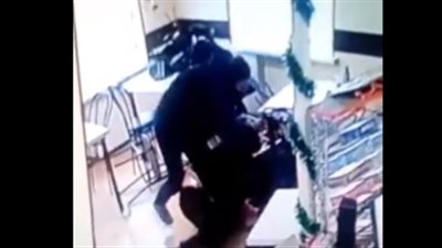 مشاجرة عنيفة بين 5 أشخاص داخل مقهى (فيديو)