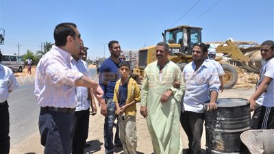 بالصور.. المحافظ يقود حملة لإزالة التعديات على طريق أسيوط الجديدة