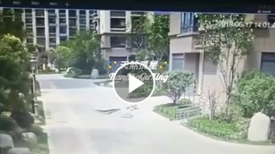 لحظة سقوط نافذة على رجل يسير بالشارع (فيديو)